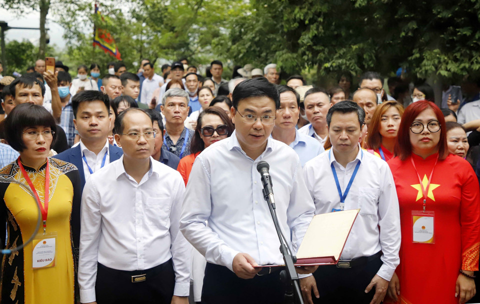 Thứ trưởng Bộ Ngoại giao, Chủ nhiệm Ủy ban Nhà nước về người Việt Nam ở nước ngoài Phạm Quang Hiệu đọc bản báo công trước anh linh các Vua Hùng. (Ảnh: Trung Kiên/TTXVN)