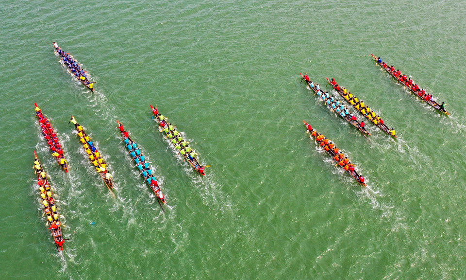 Đua thuyền trên sông Hàn chào mừng ngày Giải phóng thành phố Đà Nẵng. (Ảnh: Trần Lê Lâm/TTXVN)