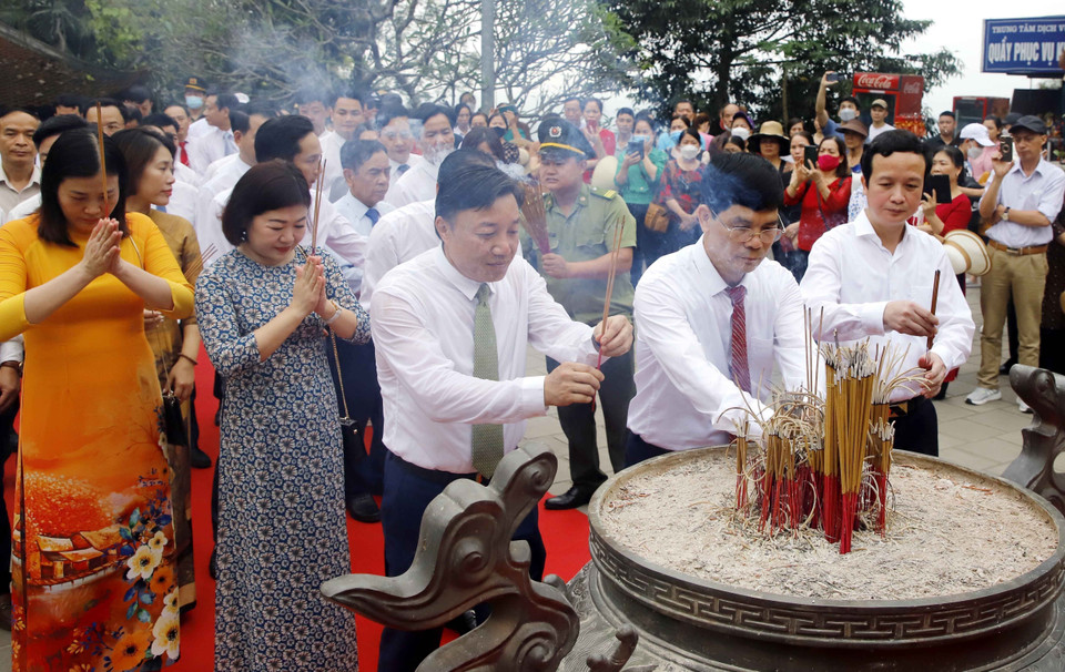 Hình ảnh các đại biểu và nhân dân thành kính dâng hương tưởng niệm Tổ Mẫu Âu Cơ. (Ảnh: Trung Kiên/TTXVN)