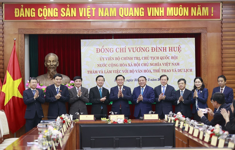 Chủ tịch Quốc hội Vương Đình Huệ với các đại biểu. (Ảnh: Doãn Tấn/TTXVN)