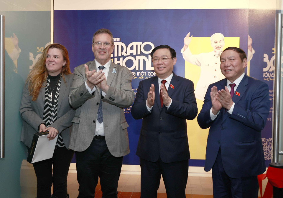 Tối 25/4 (giờ địa phương), tại Trung tâm Văn hóa Kirchner, Thủ đô Buenos Aires, Chủ tịch Quốc hội Vương Đình Huệ dự khai trương Triển lãm ảnh Hồ Chí Minh - Chân dung một con người và chương trình chính trị nghệ thuật kỷ niệm 50 năm quan hệ ngoại giao Việt Nam-Argentina. (Ảnh: Doãn Tấn/TTXVN)