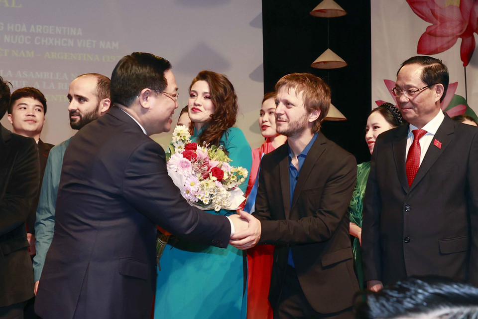 Chủ tịch Quốc hội Vương Đình Huệ với các nghệ sỹ tham gia biểu diễn tại chương trình chính trị nghệ thuật kỷ niệm 50 năm thiết lập quan hệ ngoại giao Việt Nam-Argentina.(Ảnh: Doãn Tấn/TTXVN)