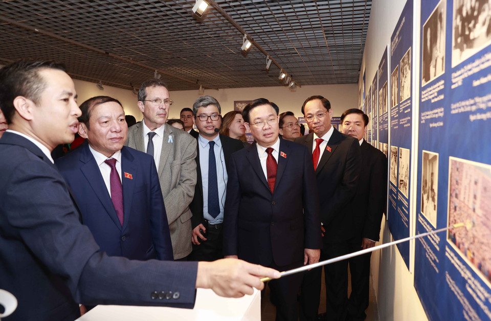 Chủ tịch Quốc hội Vương Đình Huệ tham quan Triển lãm ảnh Hồ Chí Minh - Chân dung một con người. (Ảnh: Doãn Tấn/TTXVN)