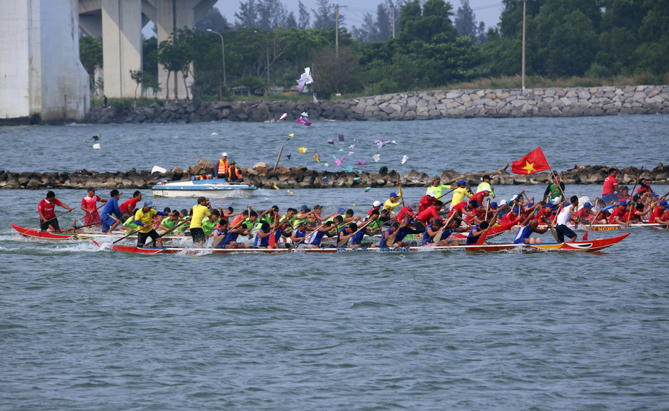 Các thuyền đua xuất phát tranh tài trên sông Hàn. (Ảnh: Trần Lê Lâm/TTXVN)