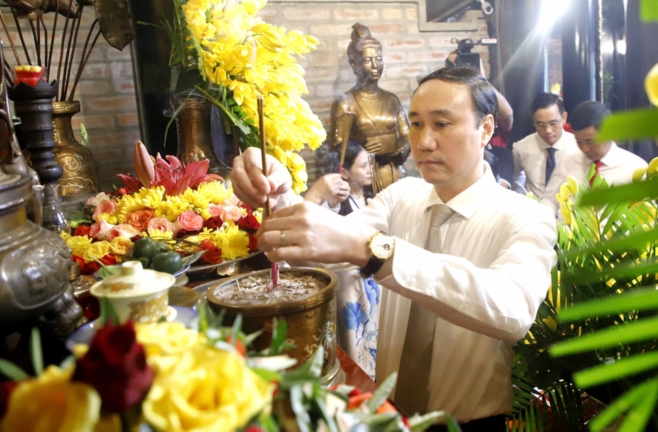 Ông Phùng Khánh Tài, Phó Bí thư tỉnh Ủy Phú Thọ thay mặt đồng bào cả nước dâng hương tưởng niệm Tổ Mẫu Âu Cơ. (Ảnh: Trung Kiên/TTXVN)