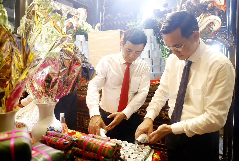 Sáng 25/4/2023, (tức mùng 6/3 năm Quý Mão), tỉnh Phú Thọ thành kính tổ chức dâng hương tưởng niệm Tổ Mẫu Âu Cơ tại Khu Di tích lịch sử Đền Hùng. (Ảnh: Trung Kiên/TTXVN)