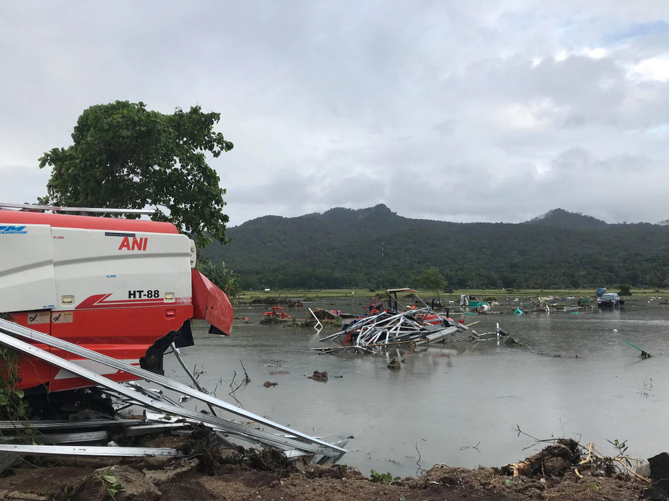 Chuyển nạn nhân bị thương sau thảm họa sóng thần tới bệnh viện ở Carita, Indonesia ngày 23/12. (Ảnh: AFP/TTXVN)