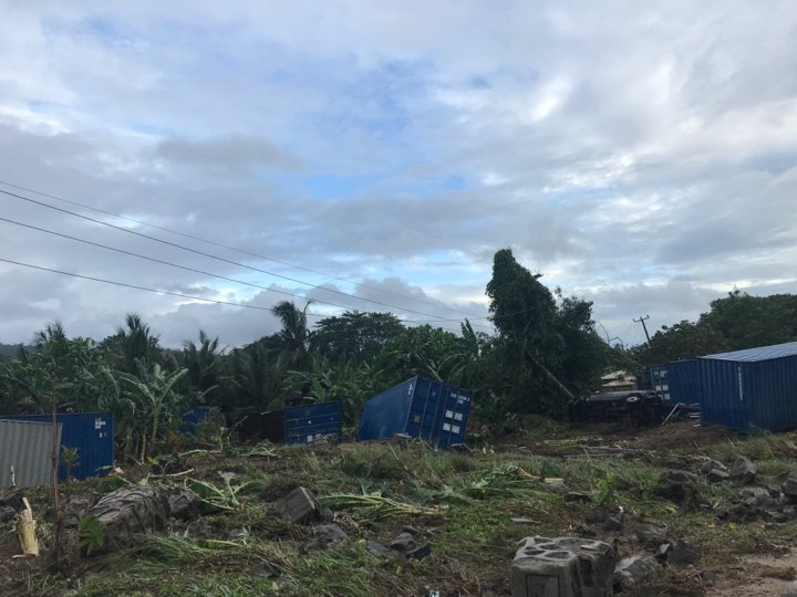 Người dân tìm kiếm đồ đạc sót lại sau thảm họa sóng thần tại Carita, Indonesia ngày 23/12/2018. (Ảnh: AFP/TTXVN)