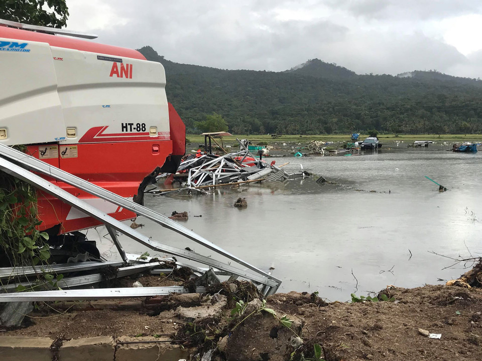 Thi thể nạn nhân trong thảm họa sóng thần tại Indonesia ngày 23/12/2018. (Ảnh: AFP/TTXVN)