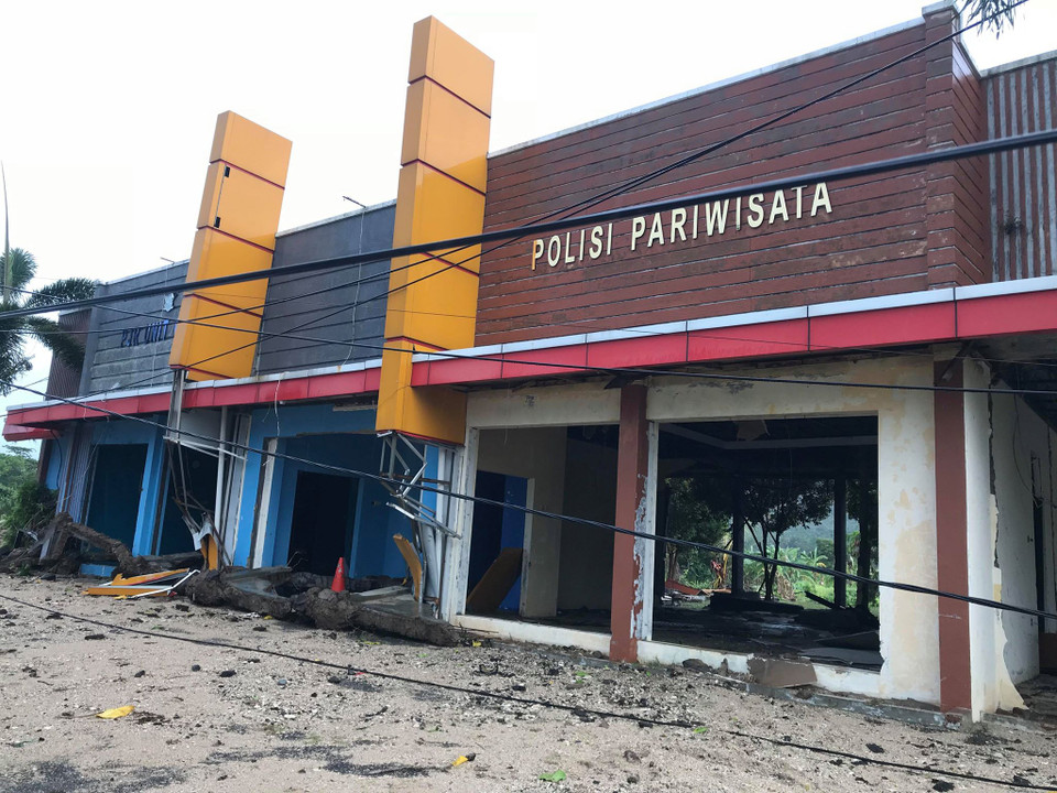 Nạn nhân bị thương sau thảm họa sóng thần được điều trị tại bệnh viện ở Carita, Indonesia ngày 23/12/2018. (Ảnh: AFP/TTXVN)