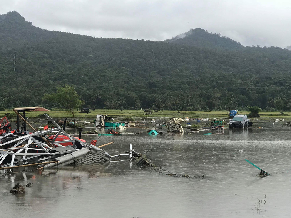 Thi thể nạn nhân trong thảm họa sóng thần tại Indonesia ngày 23/12/2018. (Ảnh: AFP/TTXVN)