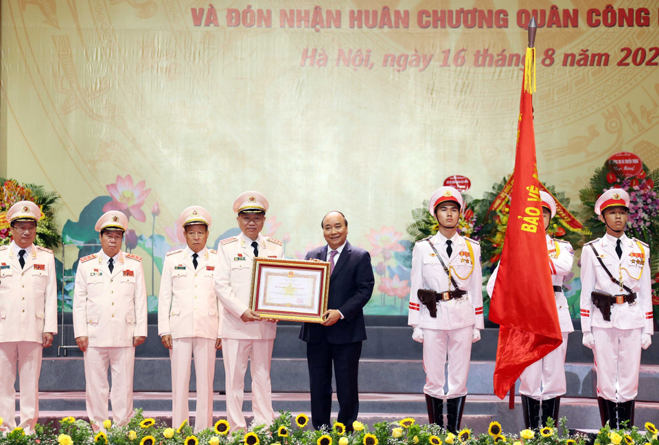 Thủ tướng Nguyễn Xuân Phúc trao tặng Huân chương Quân công hạng Nhất cho Bộ Công an. (Ảnh: Thống Nhất/TTXVN)