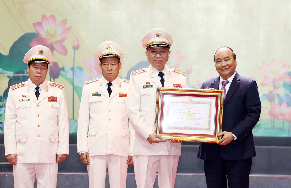 Thủ tướng Nguyễn Xuân Phúc trao tặng Huân chương Quân công hạng Nhất cho Bộ Công an. (Ảnh: Thống Nhất/TTXVN)
