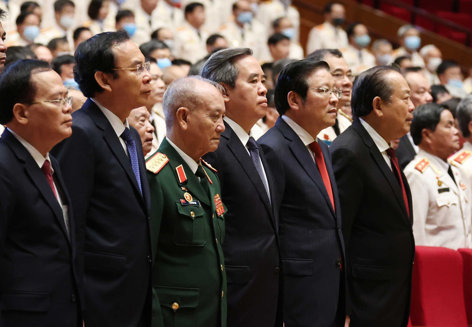 Lãnh đạo Đảng, Nhà nước thực hiện nghi thức chào cờ. (Ảnh: Thống Nhất/TTXVN)