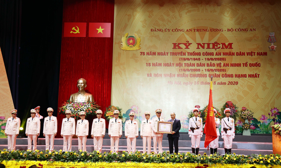 Thủ tướng Nguyễn Xuân Phúc trao tặng Huân chương Quân công hạng Nhất cho Bộ Công an. (Ảnh: Thống Nhất/TTXVN)