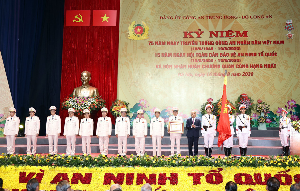 Thủ tướng Nguyễn Xuân Phúc trao tặng Huân chương Quân công hạng Nhất cho Bộ Công an. (Ảnh: Thống Nhất/TTXVN)