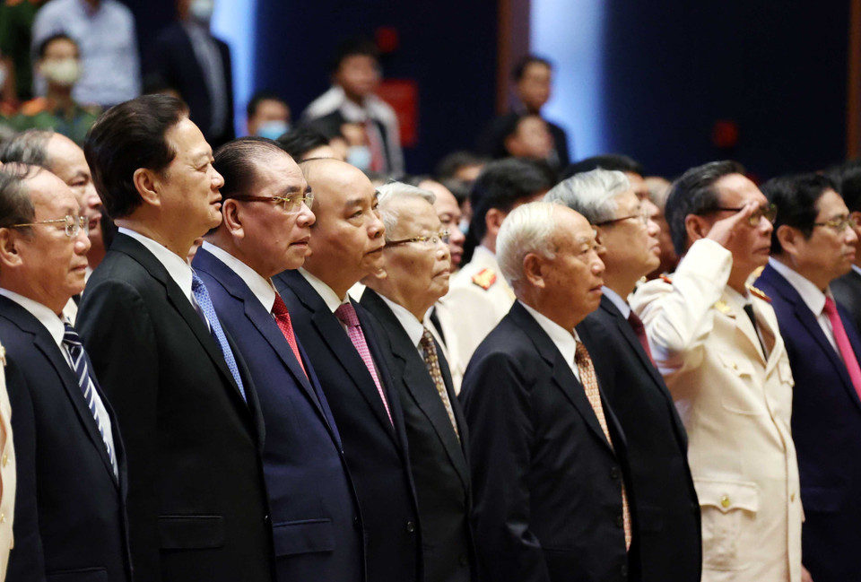 Thủ tướng Nguyễn Xuân Phúc và các lãnh đạo, nguyên lãnh đạo Đảng, Nhà nước thực hiện nghi thức chào cờ. (Ảnh: Thống Nhất/TTXVN)