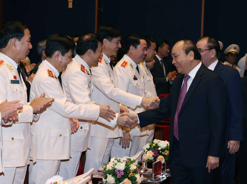 Thủ tướng Nguyễn Xuân Phúc với các đại biểu tham dự buổi lễ. (Ảnh: Thống Nhất/TTXVN)