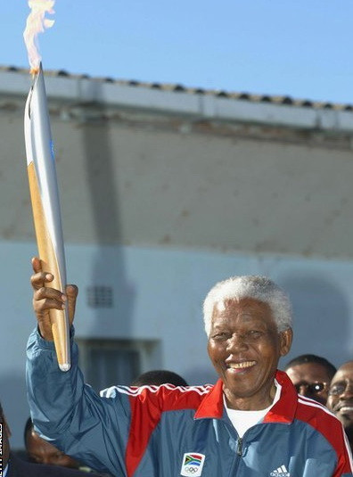 Ông Mandela rước ngọn đuốc Olympic Athens 2004 trên đảo Robben, nơi ông từng bị giam giữ 18 năm.