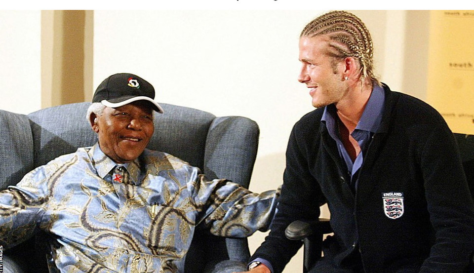 Chàng tiền vệ điển trai của đội tuyển Anh David Beckham diện kiến ông Mandela vào năm 2003. Beckham luôn coi Mandela là một thần tượng.