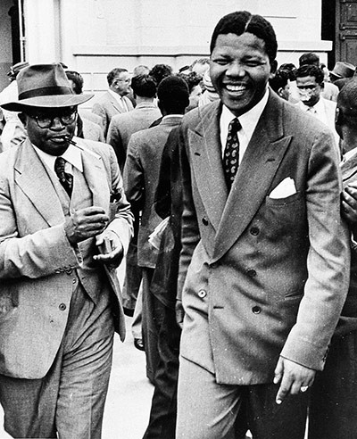 Tháng 10/1058: Lãnh đạo ANC Nelson Mandela rời khỏi một tòa án ở Pretoria sau khi kết thúc phiên tòa tố tụng về tội phản quốc. (Nguồn: AP)