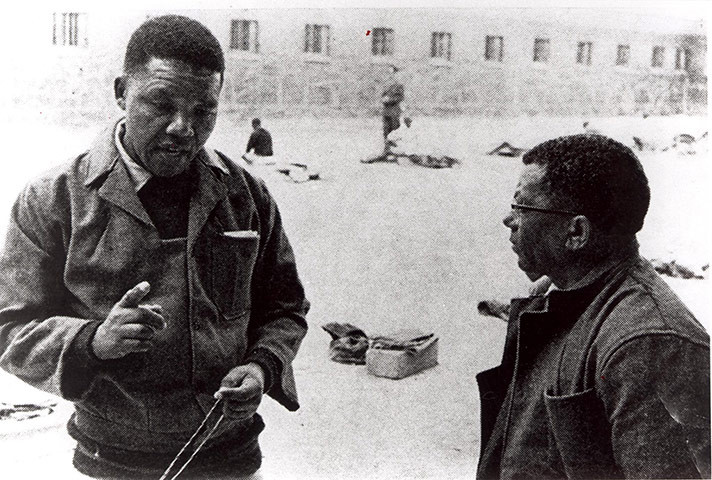 Năm 1966: Mandela và một lãnh đạo khác của ANC Walter Sisulu trong thời gian bị giam giữ ở ĐảoRobben.
