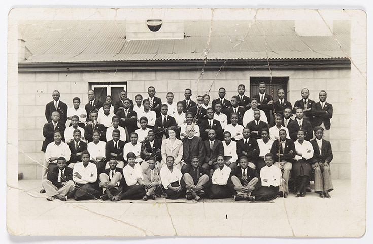  Năm 1938: Bức ảnh được biết đến sớm nhất về Nelson Mandela (đứng hàng cao nhất, thứ 5 từ phải sang) khi ông đang học ở trường Healdtown.