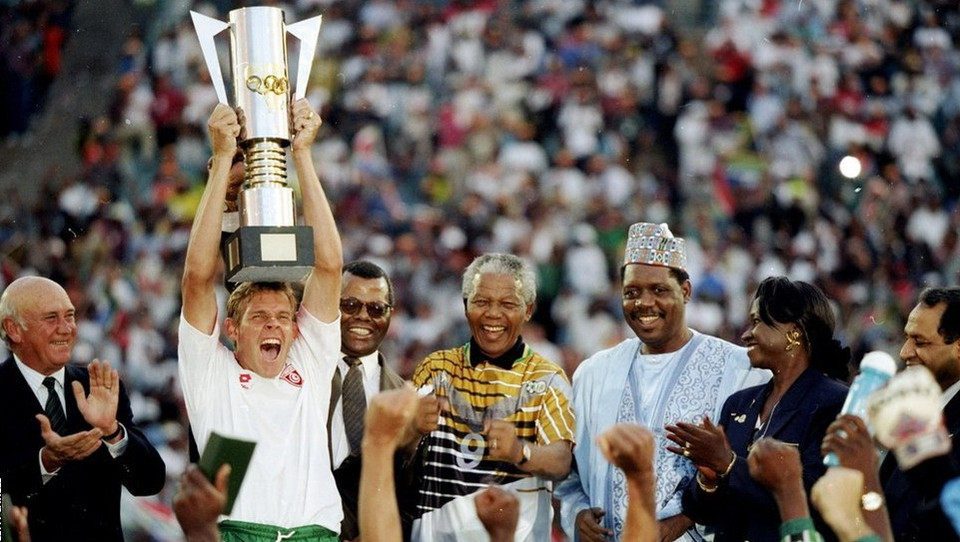  Mandela ăn mừng chức vô địch Cúp bóng đá châu Phi (CAN) 1996 cùng đội tuyển Nam Phi. Đây là lần đầu tiên và cũng là lần duy nhất tính đến thời điểm hiện tại Nam Phi giành được chức vô địch.