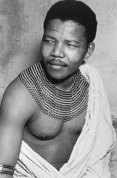 Năm 1950: Ông Mandela trong bộ trang phục truyền thống của Nam Phi. (Nguồn: Getty)