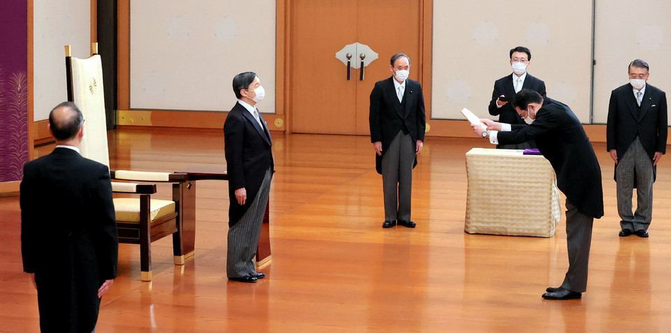Ngày 4/10, tân Thủ tướng Nhật Bản Fumio Kishida và Nội các đã tuyên thệ nhậm chức trong buổi lễ được tổ chức trang trọng ở Hoàng Cung. Phát biểu trong cuộc họp báo đầu tiên trên cương vị Thủ tướng, ông Kishida nhấn mạnh ứng phó với dịch COVID-19 và khôi phục các hoạt động kinh tế, xã hội là những nhiệm vụ cấp bách và ưu tiên hàng đầu. Trong ảnh: Tân Thủ tướng Nhật Bản Fumio Kishida (thứ 2, phải) tuyên thệ nhậm chức trước Nhật hoàng Naruhito (thứ 2, trái) tại thủ đô Tokyo ngày 4/10. (Ảnh: AFP/TTXVN)