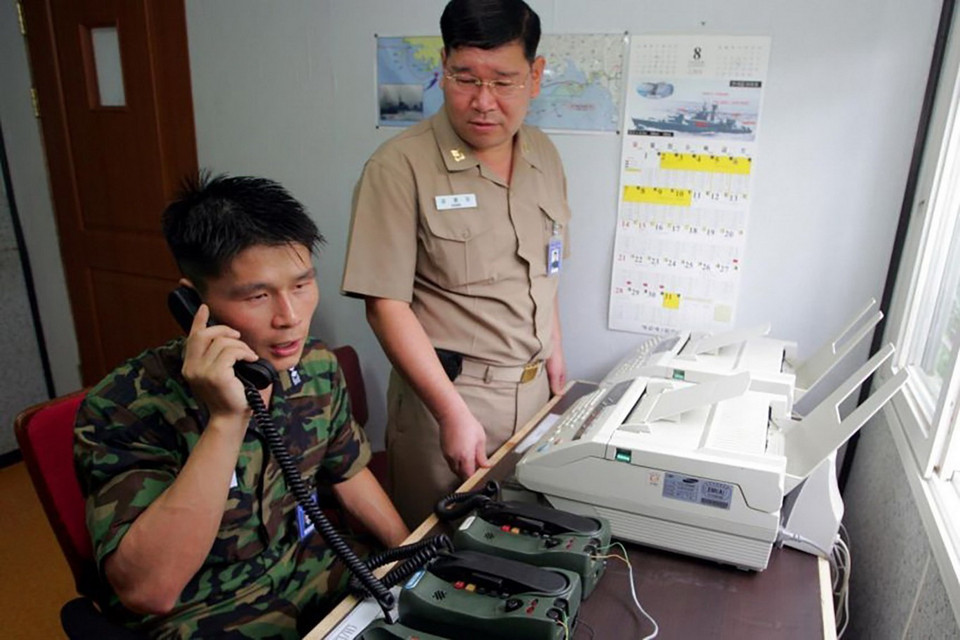 Hãng thông tấn Trung ương Triều Tiên (KCNA) ngày 4/10 đưa tin nước này bắt đầu khôi phục đường dây nóng liên Triều từ 9h00 sáng cùng ngày (giờ địa phương). Trong ảnh (tư liệu): Nhà chức trách Hàn Quốc liên lạc qua đường dây nóng liên Triều đặt tại làng đình chiến Panmunjom ở Paju, Gyeonggi (Hàn Quốc). Ảnh: REUTERS/TTXVN