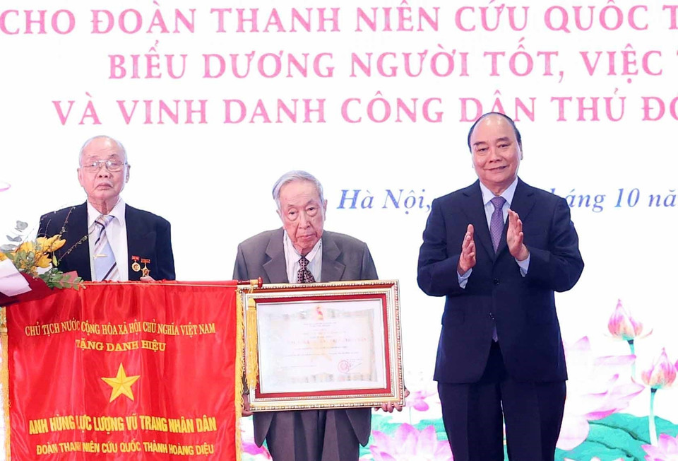 Chủ tịch nước Nguyễn Xuân Phúc trao tặng danh hiệu Anh hùng Lực lượng vũ trang nhân dân cho Đoàn Thanh niên cứu quốc thành Hoàng Diệu. (Ảnh: Thống Nhất/TTXVN)