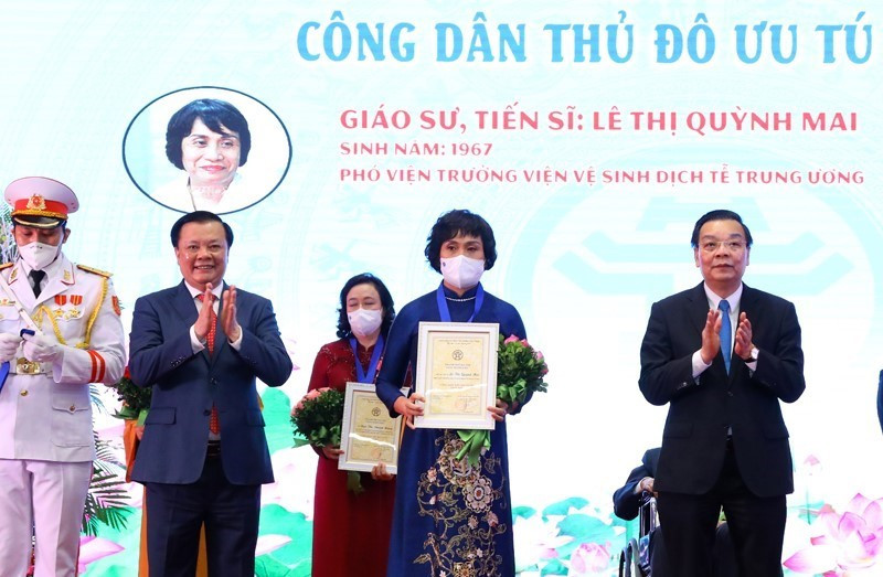 Bí thư Thành ủy Hà Nội Đinh Tiến Dũng và Chủ tịch UBND thành phố Hà Nội Chu Ngọc Anh trao tặng danh hiệu “Công dân Thủ đô ưu tú” năm 2021 cho GS.TS Lê Thị Quỳnh Mai, Phó Viện trưởng Viện Vệ sinh dịch tễ Trung ương. (Ảnh: Nguyễn Điệp/TTXVN)