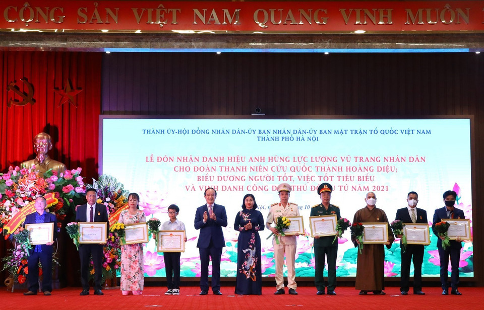 Phó Bí thư Thường trực Thành ủy Hà Nội Nguyễn Thị Tuyến và Chủ tịch HĐND TP. Hà Nội Nguyễn Ngọc Tuấn trao danh hiệu “Người tốt, việc tốt” tiêu biểu năm 2021 của Thành phố Hà Nội. (Ảnh: Nguyễn Điệp/TTXVN)