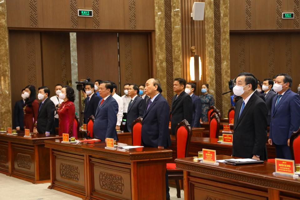 Các đại biểu thực hiện nghi lễ chào cờ. (Ảnh: Nguyễn Điệp/TTXVN)