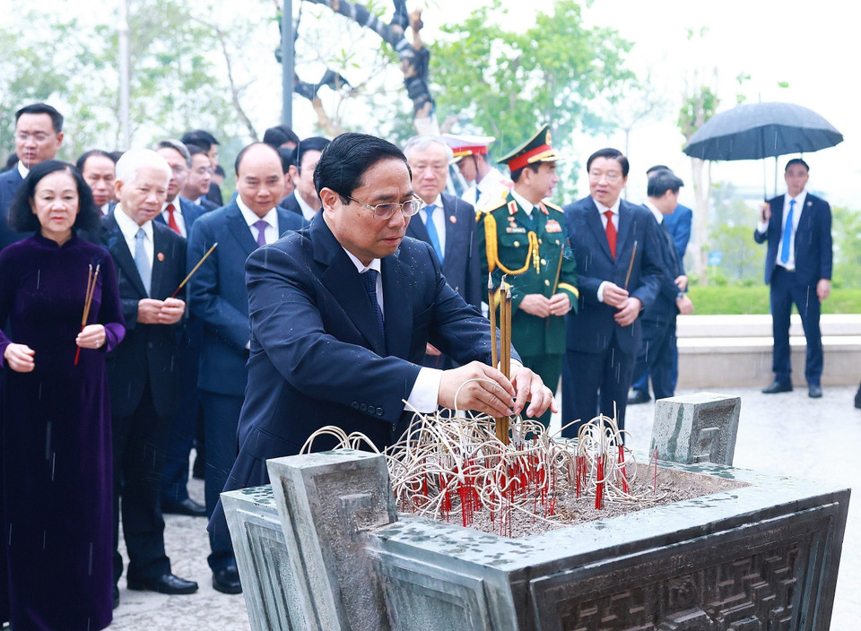 Thủ tướng Phạm Minh Chính dâng hương tri ân các Anh hùng liệt sỹ tại Đền thờ Liệt sỹ tại Chiến trường Điện Biên Phủ. (Ảnh: Dương Giang/TTXVN)