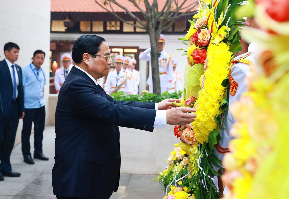 Thủ tướng Phạm Minh Chính dâng hoa tri ân các Anh hùng liệt sỹ. (Ảnh: Dương Giang/TTXVN)