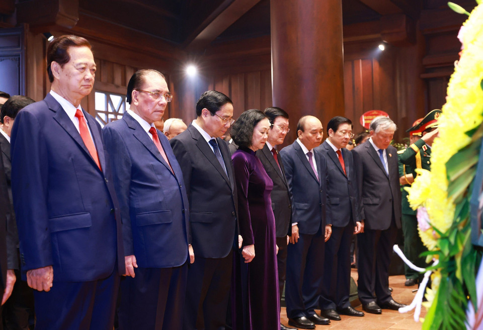 Các đồng chí lãnh đạo, nguyên lãnh đạo Đảng và Nhà nước tri ân các Anh hùng liệt sỹ. (Ảnh: Dương Giang/TTXVN)