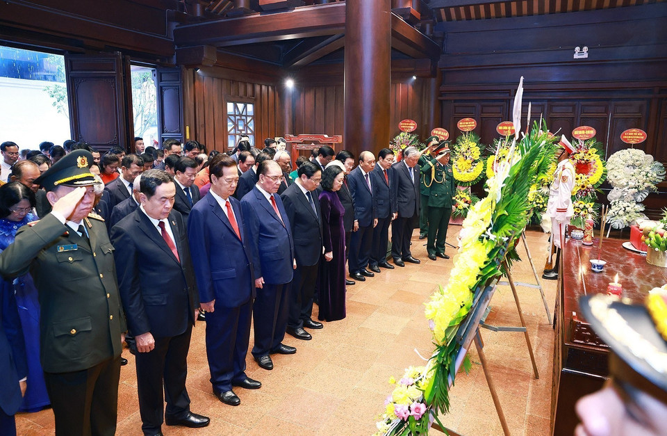 Các đồng chí lãnh đạo, nguyên lãnh đạo Đảng và Nhà nước tri ân các Anh hùng liệt sỹ. (Ảnh: Dương Giang/TTXVN)