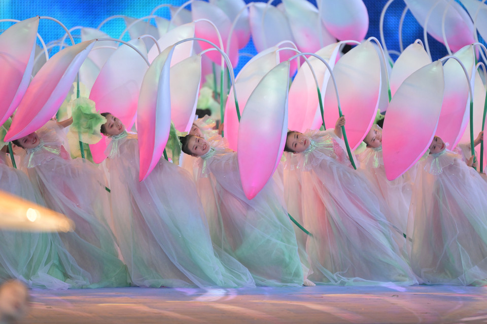 Các nghệ sỹ biểu diễn tại lễ bế mạc Asian Para Games 2023 ở Hàng Châu, Trung Quốc tối 28/10/2023. (Ảnh: THX/TTXVN)