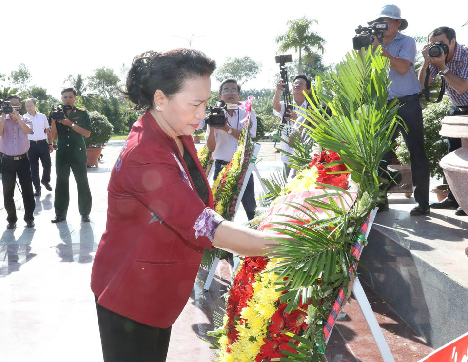 Chủ tịch Quốc hội Nguyễn Thị Kim Ngân dâng hoa tưởng niệm các anh hùng liệt sỹ tại Vĩnh Long. (Ảnh: Trọng Đức/TTXVN)