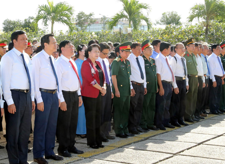 Cùng dự lễ dâng hương tưởng niệm có Phó Thủ tướng Vũ Đức Đam và đại diện các Bộ, ban ngành, các tỉnh trong khu vực. (Ảnh: Trọng Đức/TTXVN)