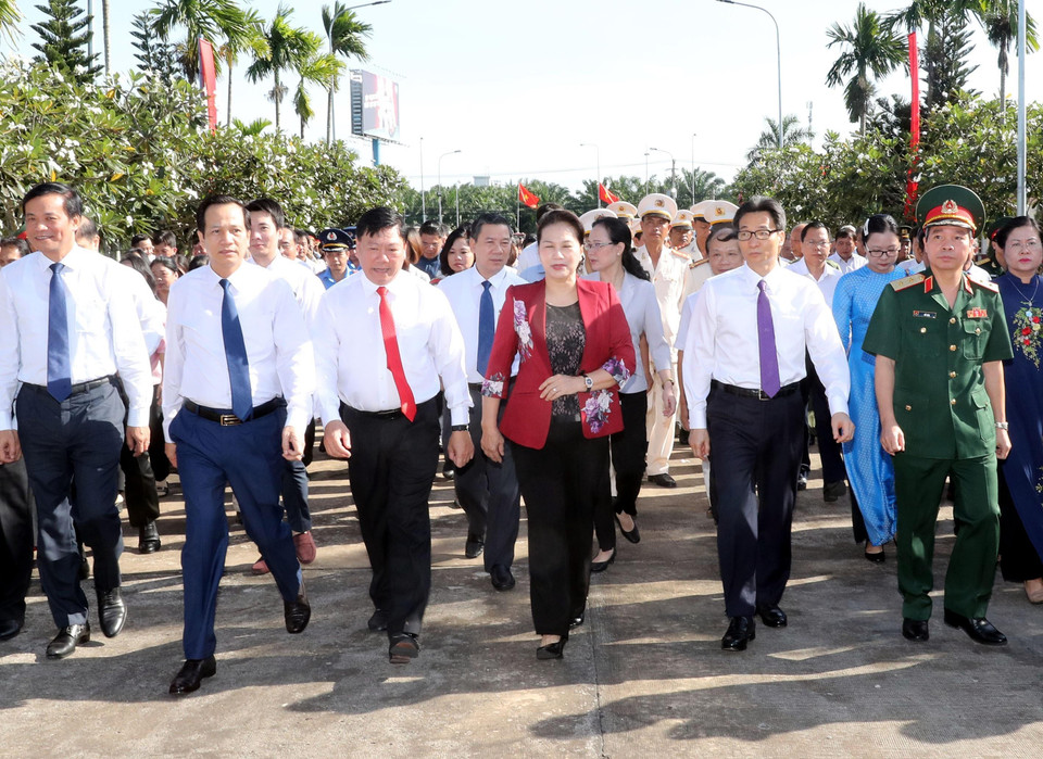 Cùng dự lễ dâng hương tưởng niệm có Phó Thủ tướng Vũ Đức Đam và đại diện các Bộ, ban ngành, các tỉnh trong khu vực. (Ảnh: Trọng Đức/TTXVN)