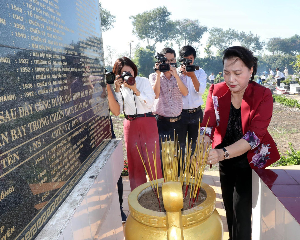 Chủ tịch Quốc hội Nguyễn Thị Kim Ngân dâng hương tưởng niệm các anh hùng liệt sỹ tại Vĩnh Long. (Ảnh: Trọng Đức/TTXVN)