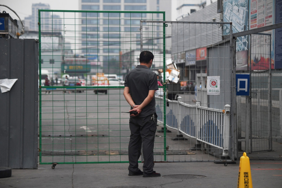 Chợ Tân Phát Địa ở Bắc Kinh, Trung Quốc, đóng cửa để khử trùng sau khi phát hiện ca nhiễm COVID-19 mới ngày 13/6. (Ảnh: AFP/TTXVN)