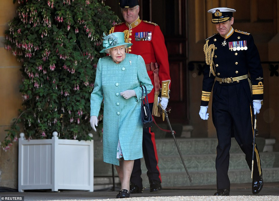 Lễ kỷ niệm sinh nhật chính thức lần thứ 94 của Nữ hoàng Anh Elizabeth Đệ nhị năm nay được đánh dấu bằng một nghi lễ quân đội trong sân của Lâu đài Windsor. (Nguồn: Daily Mail)