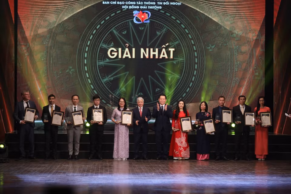 Bí thư Trung ương Đảng, Trưởng ban Ban Tuyên giáo Trung ương Nguyễn Trọng Nghĩa và Bí thư Trung ương Đảng, Chủ tịch Ủy ban Trung ương Mặt trận Tổ quốc Việt Nam Đỗ Văn Chiến trao giải Nhất cho các tác giả, nhóm tác giả đoạt giải. (Ảnh: Minh Quyết/TTXVN)