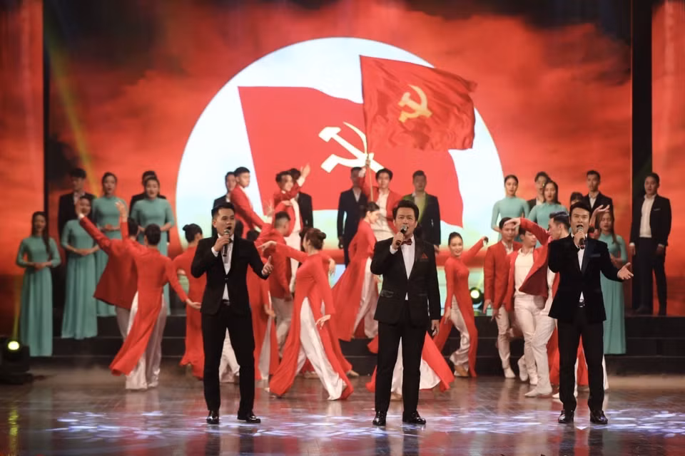 Tiết mục văn nghệ chào mừng. (Ảnh: Minh Quyết/TTXVN)