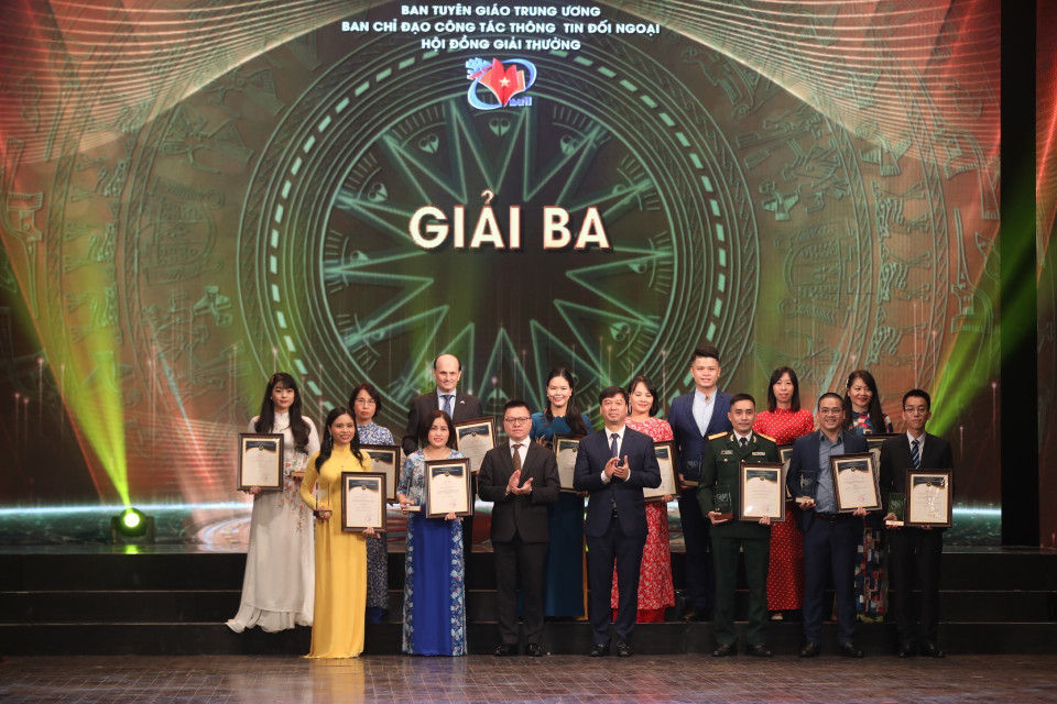 Ông Lê Quốc Minh, Tổng biên tập Báo Nhân dân và ông Ngô Minh Hiển, Phó Tổng giám đốc VOV trao giải Ba cho các tác giả, nhóm tác giả đoạt giải. (Ảnh: Minh Quyết/TTXVN)