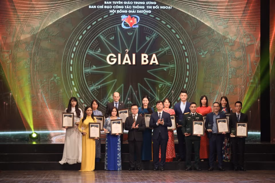 Ông Lê Quốc Minh, Tổng biên tập Báo Nhân dân và ông Ngô Minh Hiển, Phó Tổng giám đốc VOV trao giải Ba cho các tác giả, nhóm tác giả đoạt giải. (Ảnh: Minh Quyết/TTXVN)